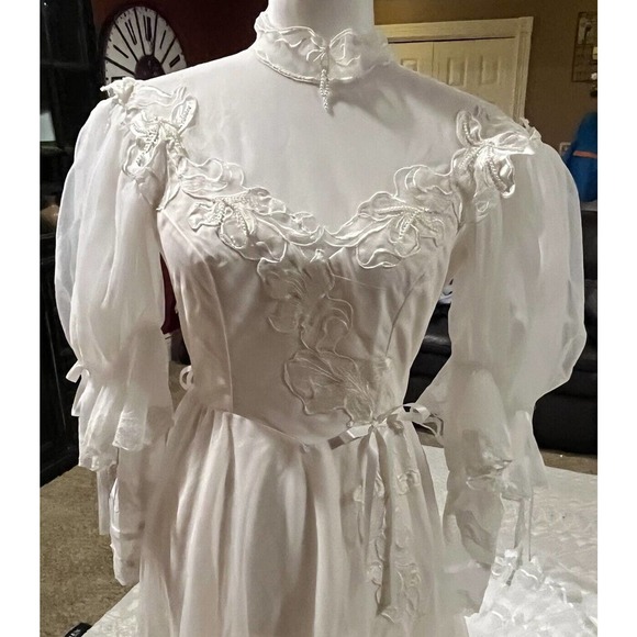 bridallure Women’s SZ 6. VTG White Pink Lace High Neck Long Sleeve Wedding Dress - Picture 6 of 16